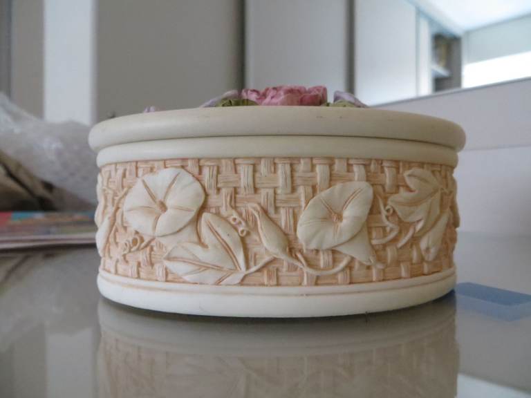 Very beautiful and good quality small Porcelain trinket box. Unmarked and in very good condition