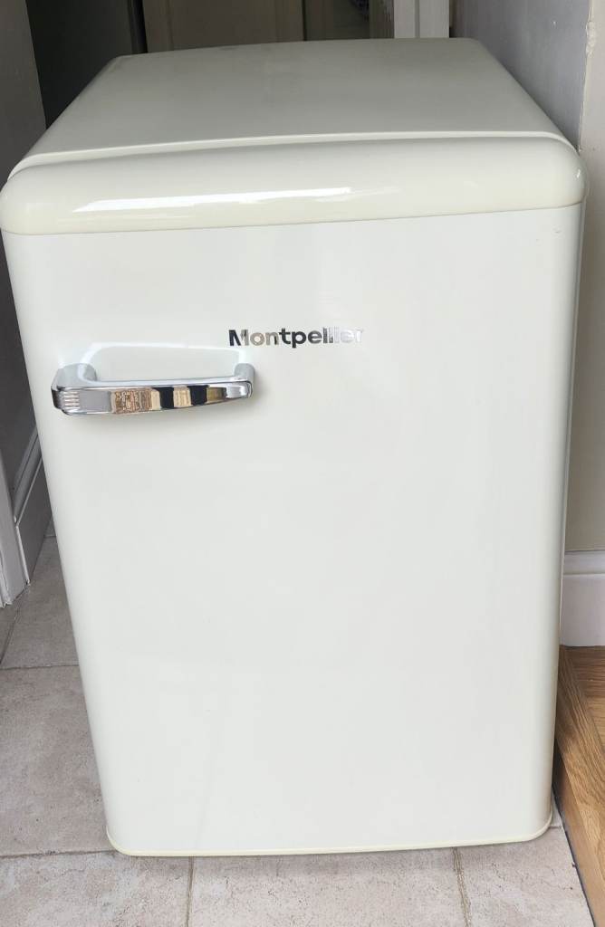 SMEG Style/retro vintage style Cream Freestanding Fridge for spares/repair FREE