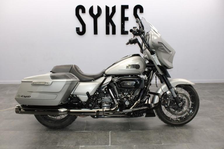 2023 Harley-Davidson FLHXSE CVO Street Glide in Dark Platinum