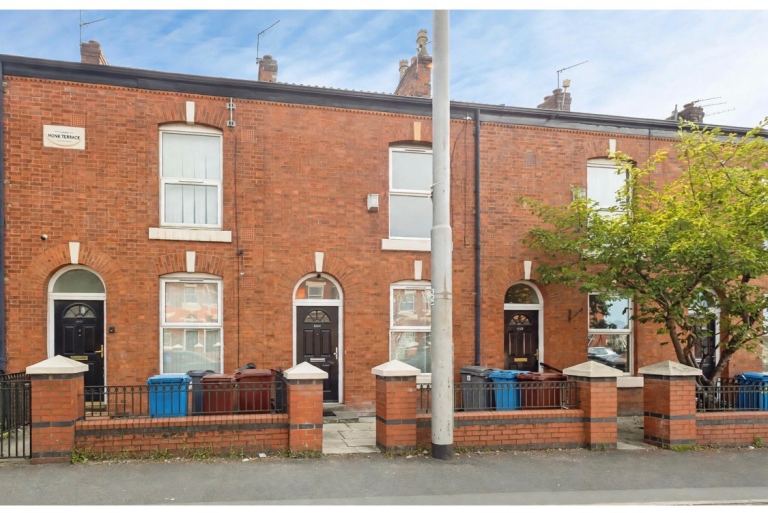 2 Bedroom with possibility to turn into 3 to 4 Bedroom | in Droylsden ...