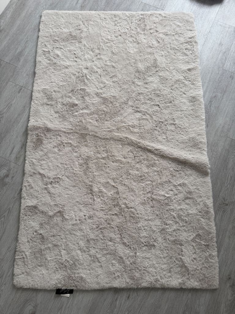 Fluffy rug grey