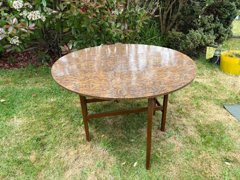 Round large table (folds into third)
