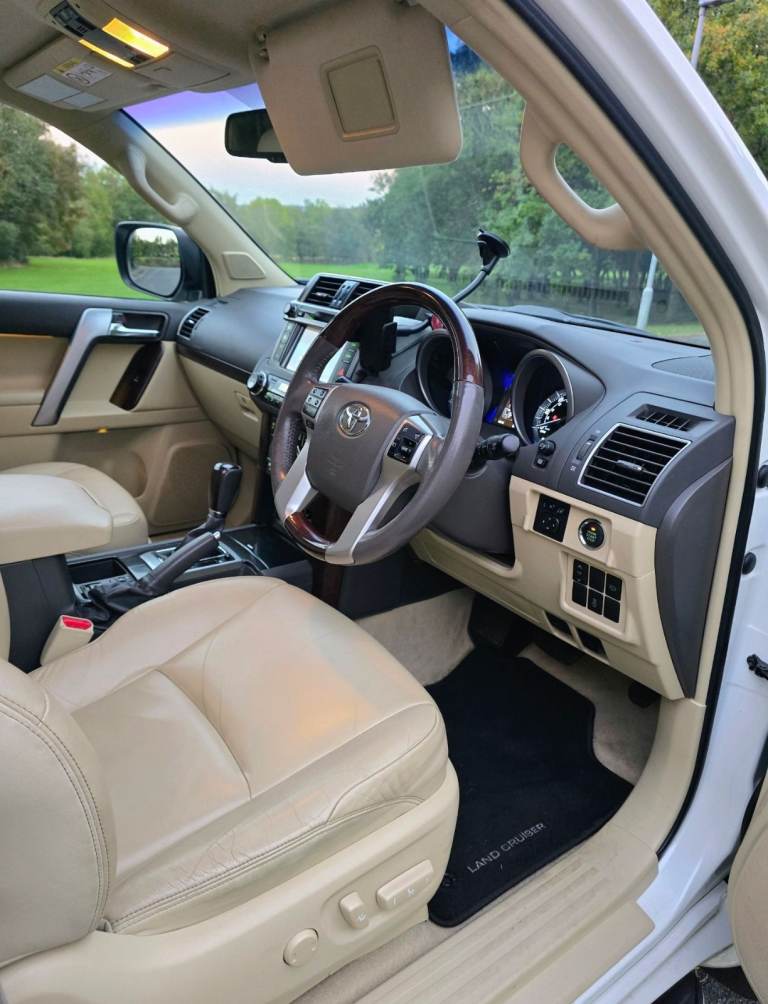 Toyota landcruiser invincible white auto fsh Sunroof Beige interior 