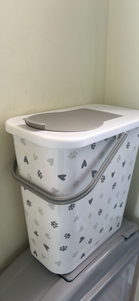 Pet food storage container 