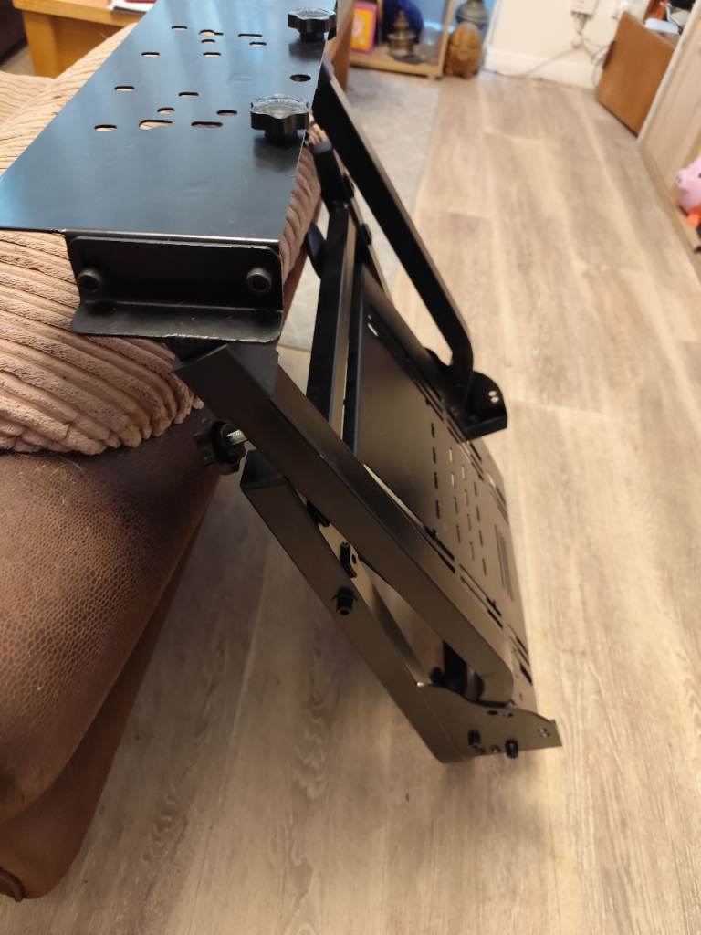 Universal steering wheel stand 