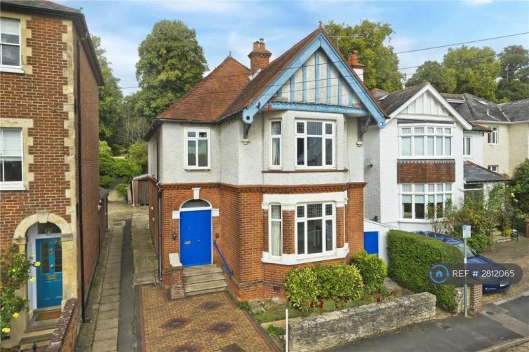 4 bedroom house in High Park Road, Farnham, GU9 (4 bed) (#2812065)