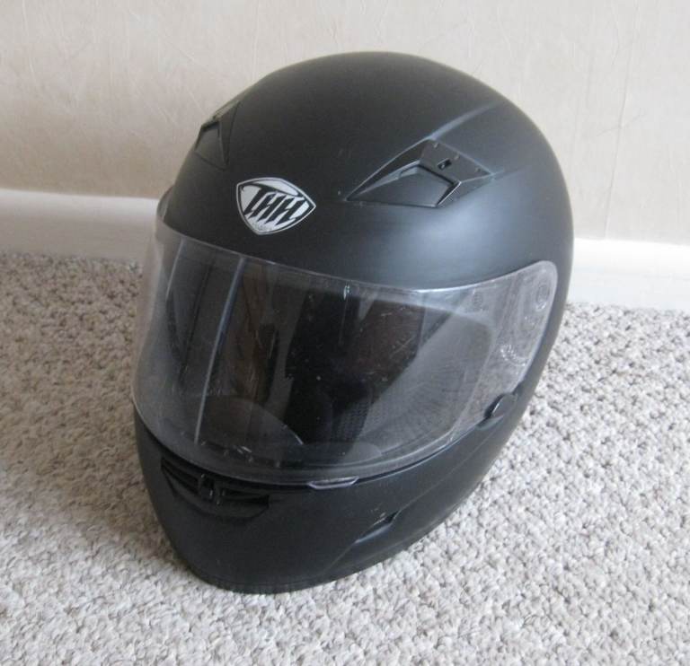 THH Motorcycle Helmet in black, size M. Model TS39.