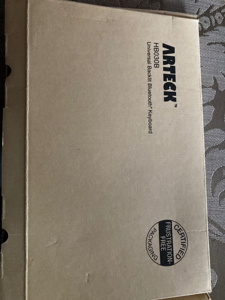 Article Universal backlit Bluetooth keyboard