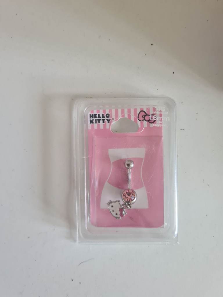 Helly kitty belly bar 
