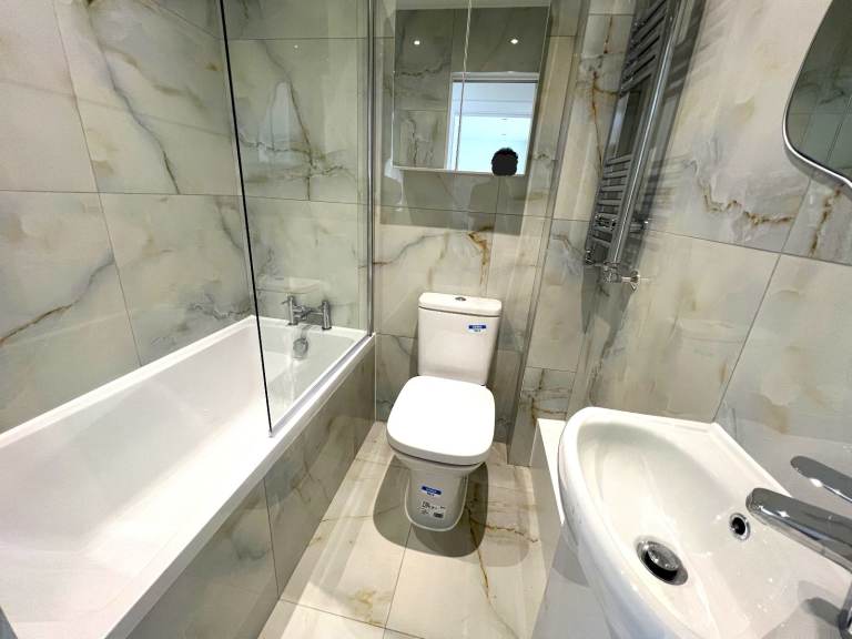 Out class spacious 5 bedrooms semi-detached house in Bakingside, Ilford --Company let allowed