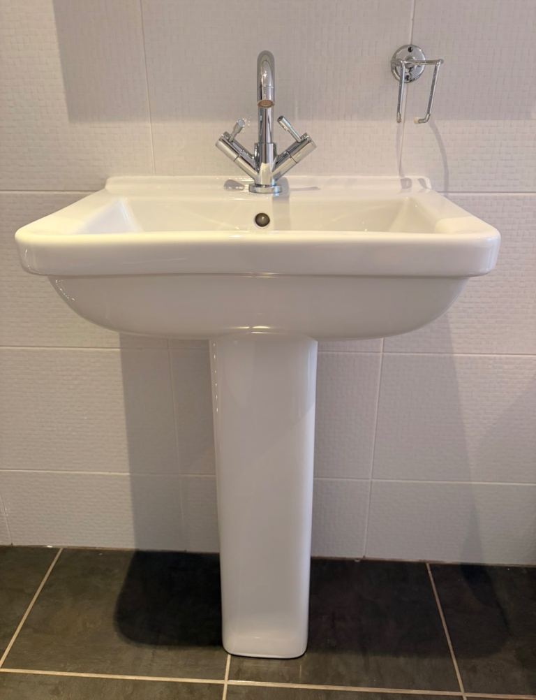 White Ceramic Pedestal Sink - excellent condition 