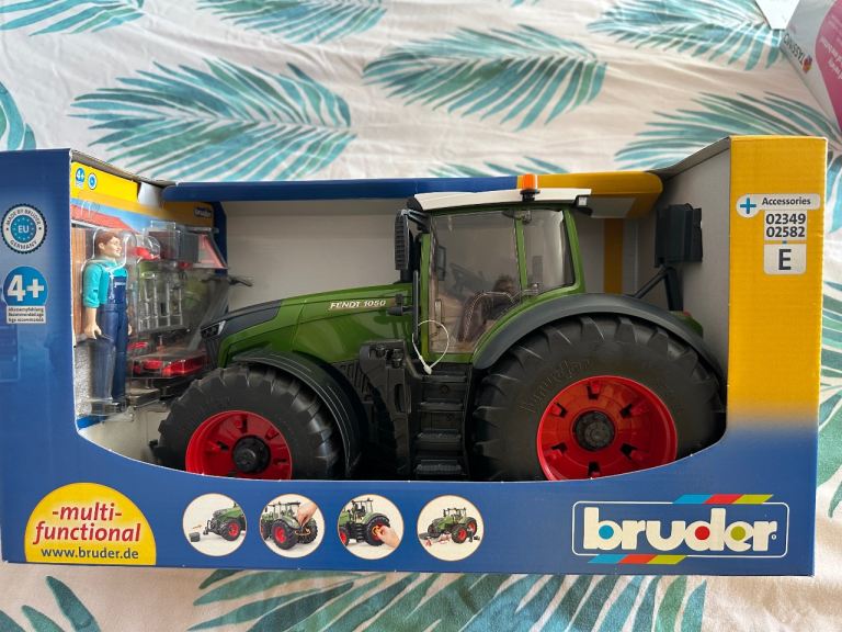 Burder fendt toy tractor 1050 with accessories BNIB