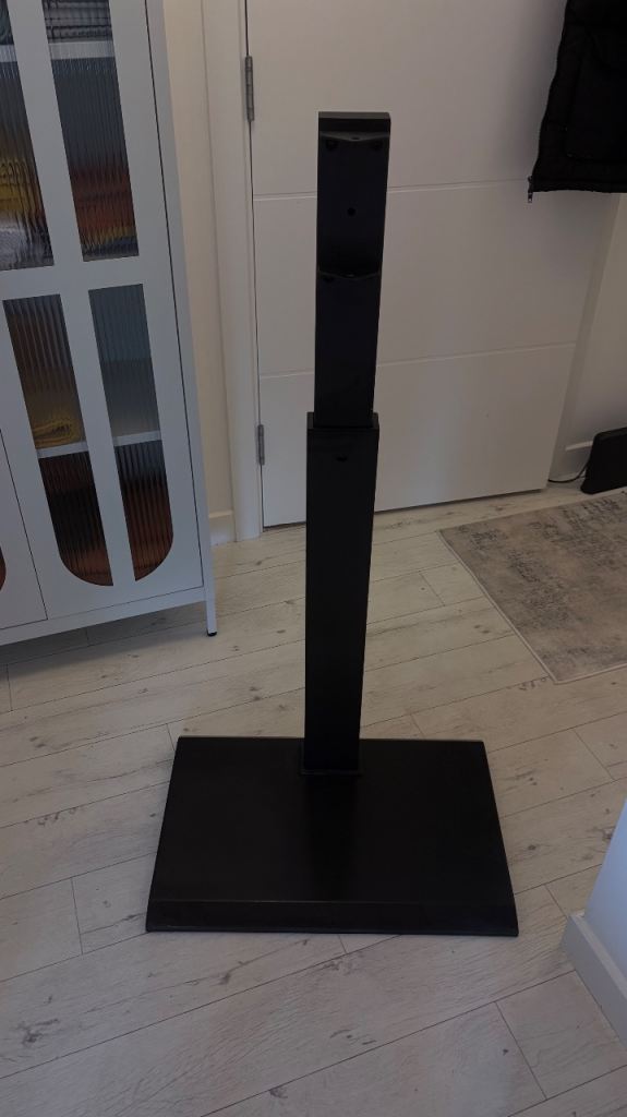 Extendable metal tv stand