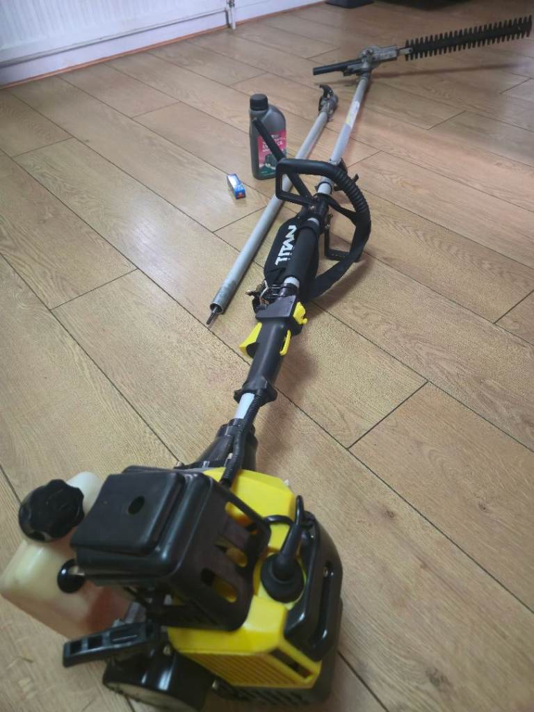 Long distance petrol hedge trimmer 