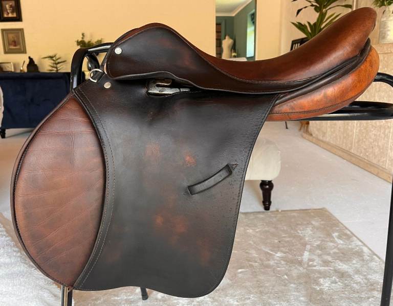SABRE GP GENERAL PURPOSE SADDLE • DARK BROWN & TAN • Size: 17.5" • Fit: NAR/MED