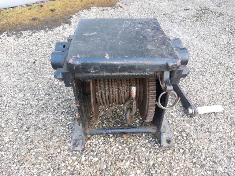 Heavy duty manual trailer winch 