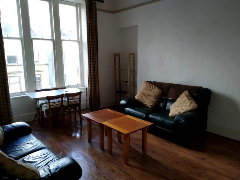 Huge 3 Bedroom Flat Available on Gibson St in the West End