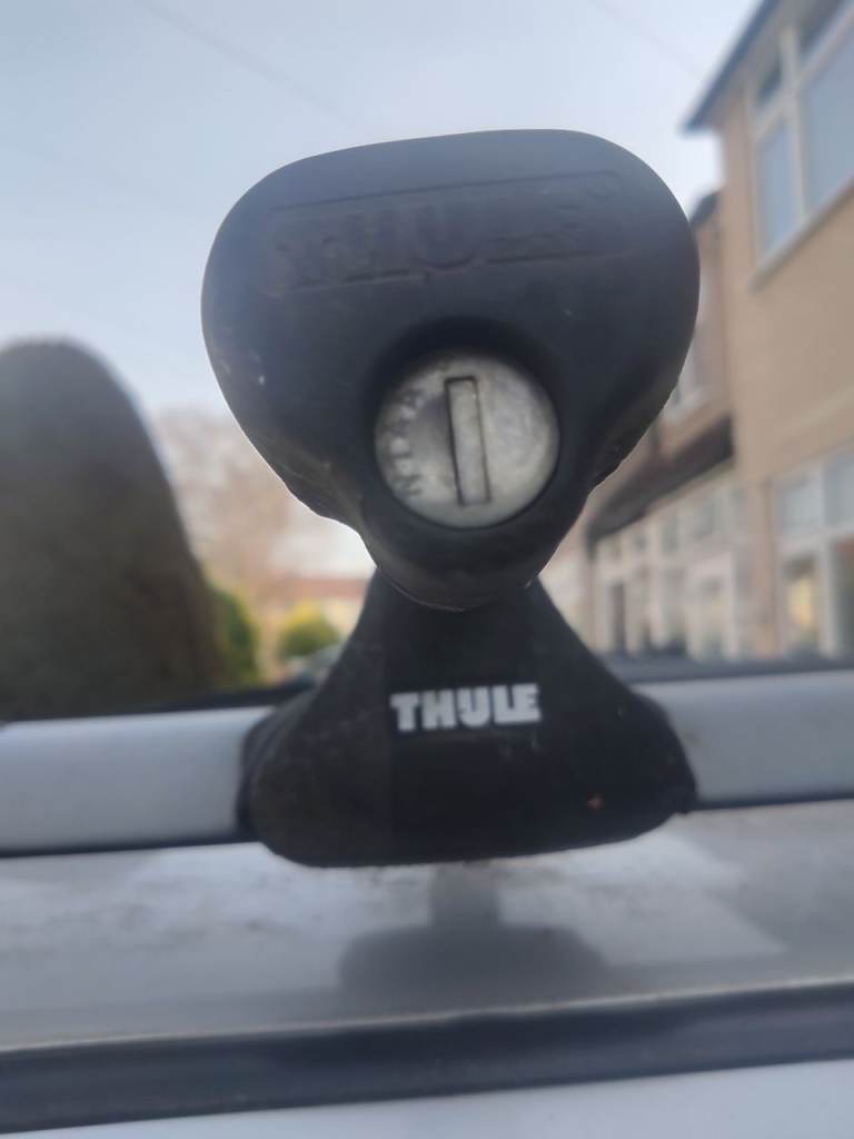 Thule lockable roof bars - set of two solid bars with 4 brackets + DELIVERY