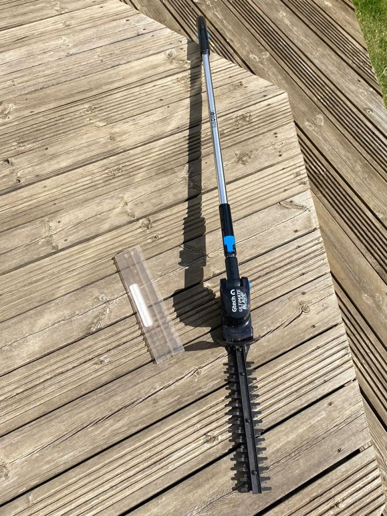 Lightweight cordless extendable hedge trimmer  