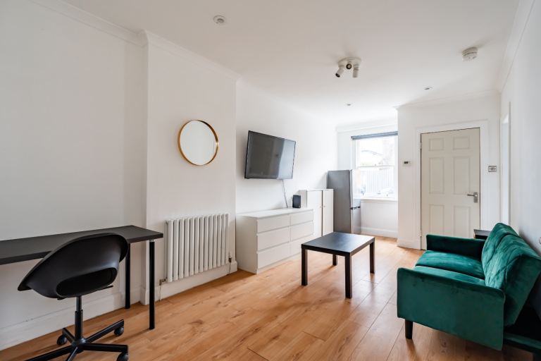 Bright Morningside Flat– All Bills Included – Furnished – Available Now