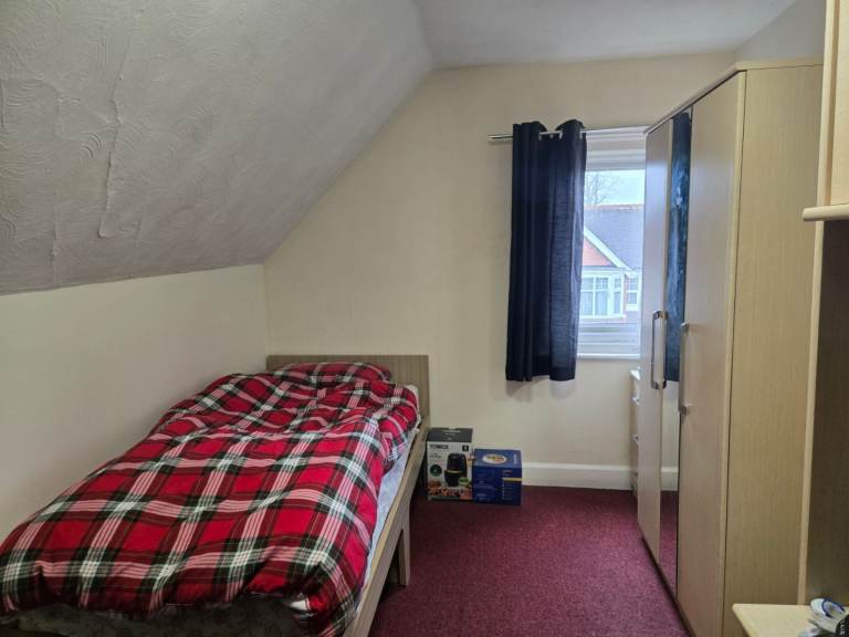 Spacious single bedroom available for replacement tenant