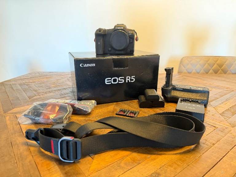 Canon R5 w/ Extras in Mint / As New Condition (full frame camera)