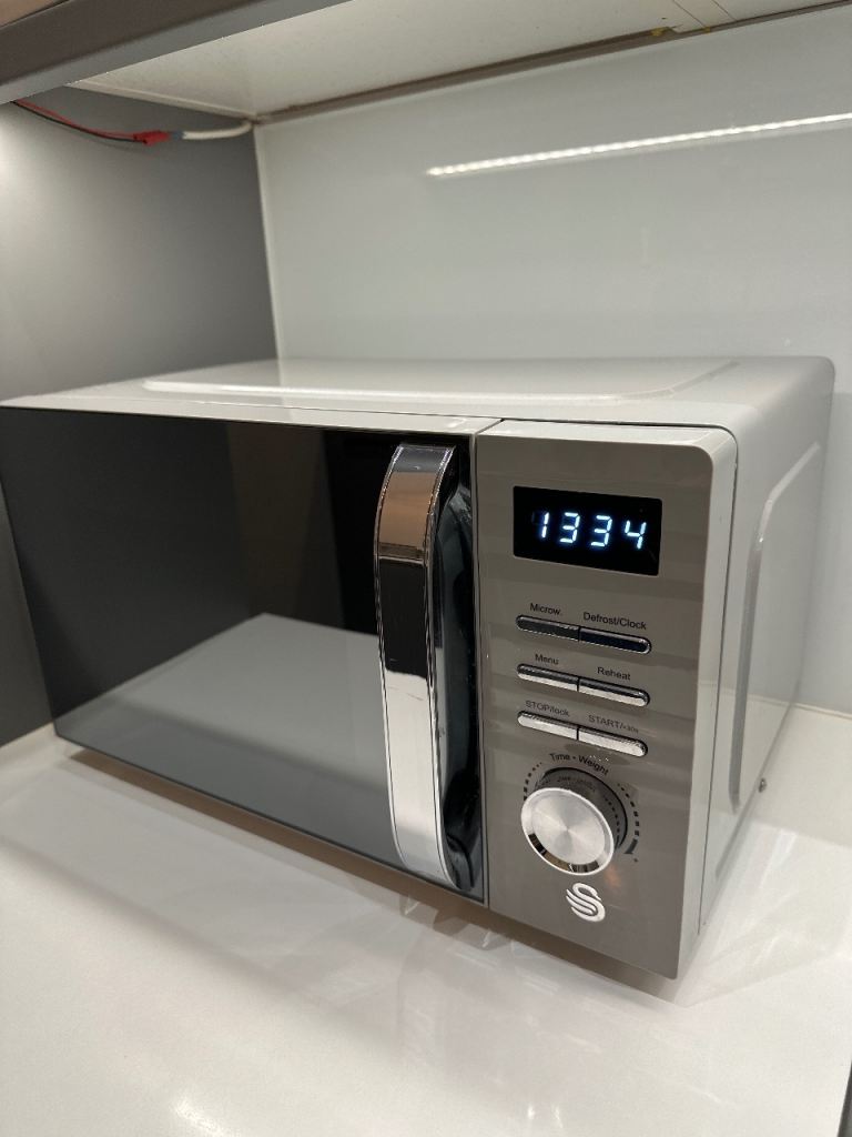 Swan Digital Microwave Oven – Silver, As Good As New