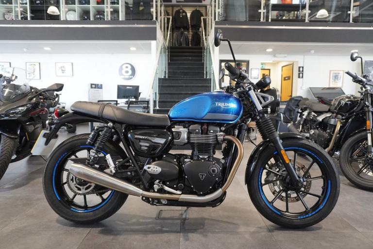 Triumph Street Twin 900, 2021, Blue with just 12549miles Only £5995. 