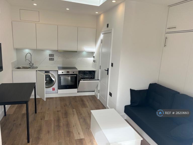 Studio flat in Ashbourne Road, London, W5 (#2820660)