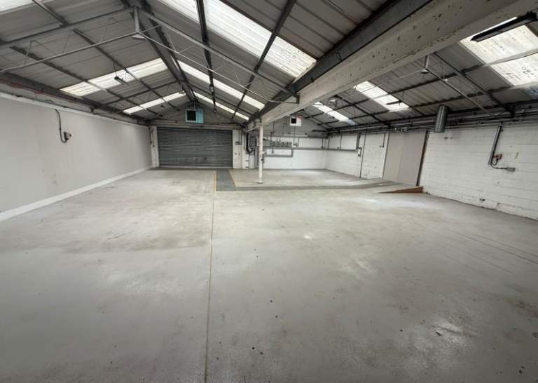 Industrial Unit to Rent in Horsham, West Sussex