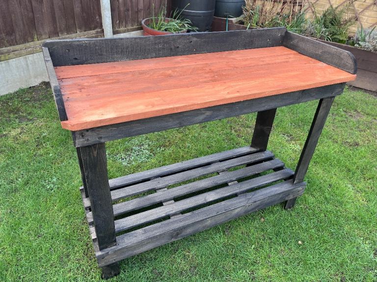 Garden potting bench 
