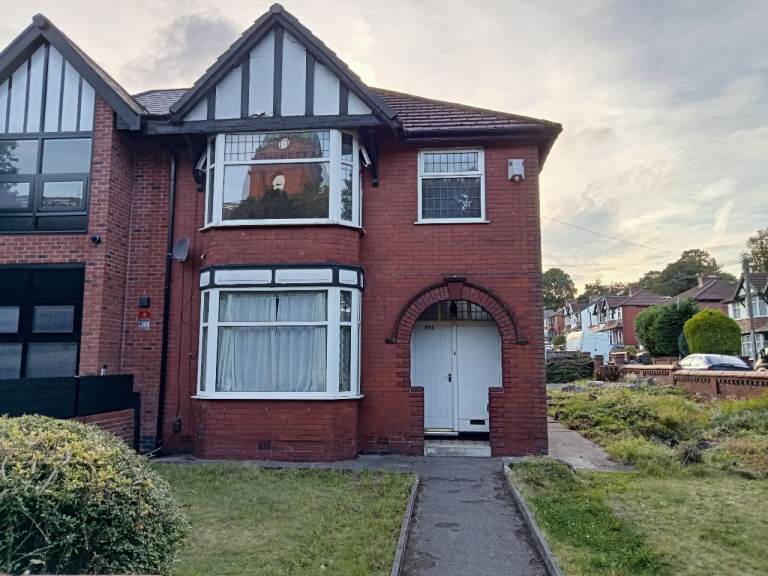 Large semi detached 3 bedroom house  Bolton BL1 
