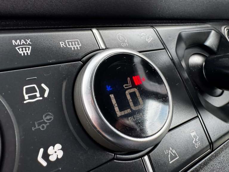 2023 Land Rover Defender 3.0 D250 Hard Top SE Auto PANEL VAN DIESEL Automatic