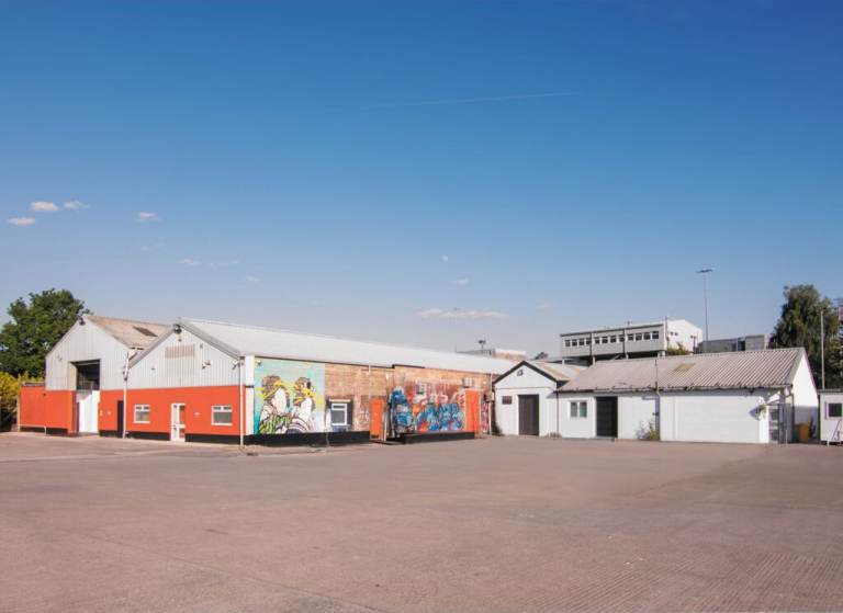 End-of-year savings: Take a unit now and save 40% for 3 months - Rent your space today!