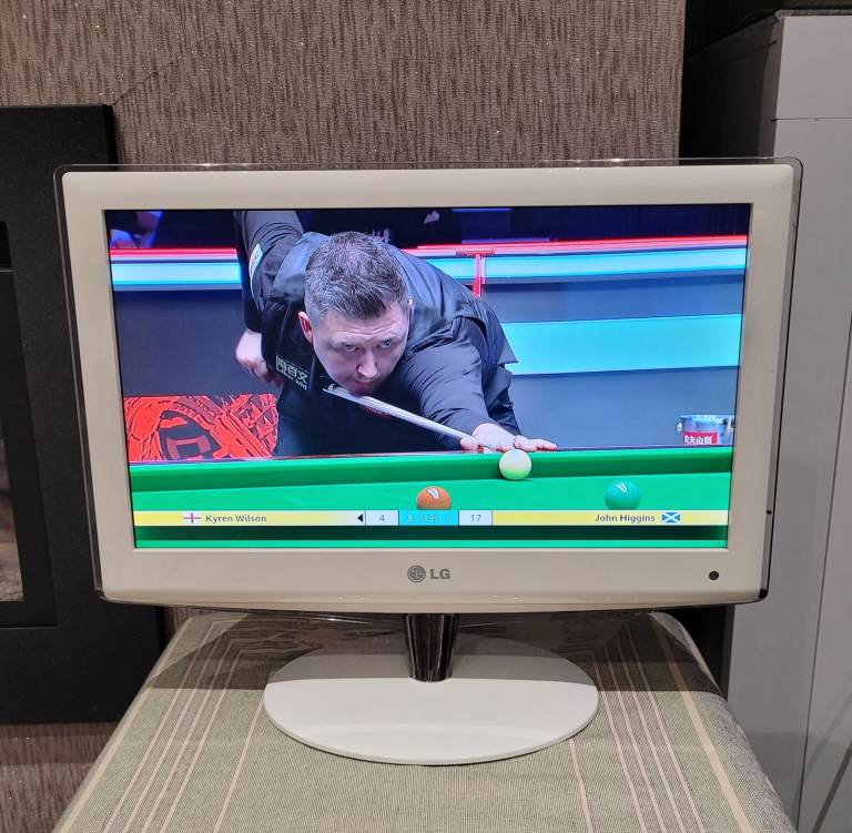 LG 19LU40000 19" HD LCD TV (BOXED WITH REMOTE)