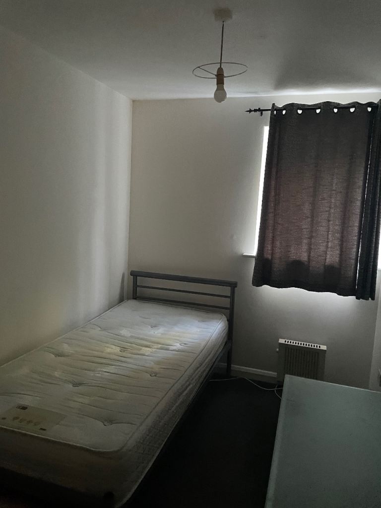 Box Room to share in Flat 