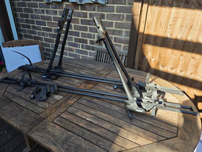 Thule 530 lockable roof bars