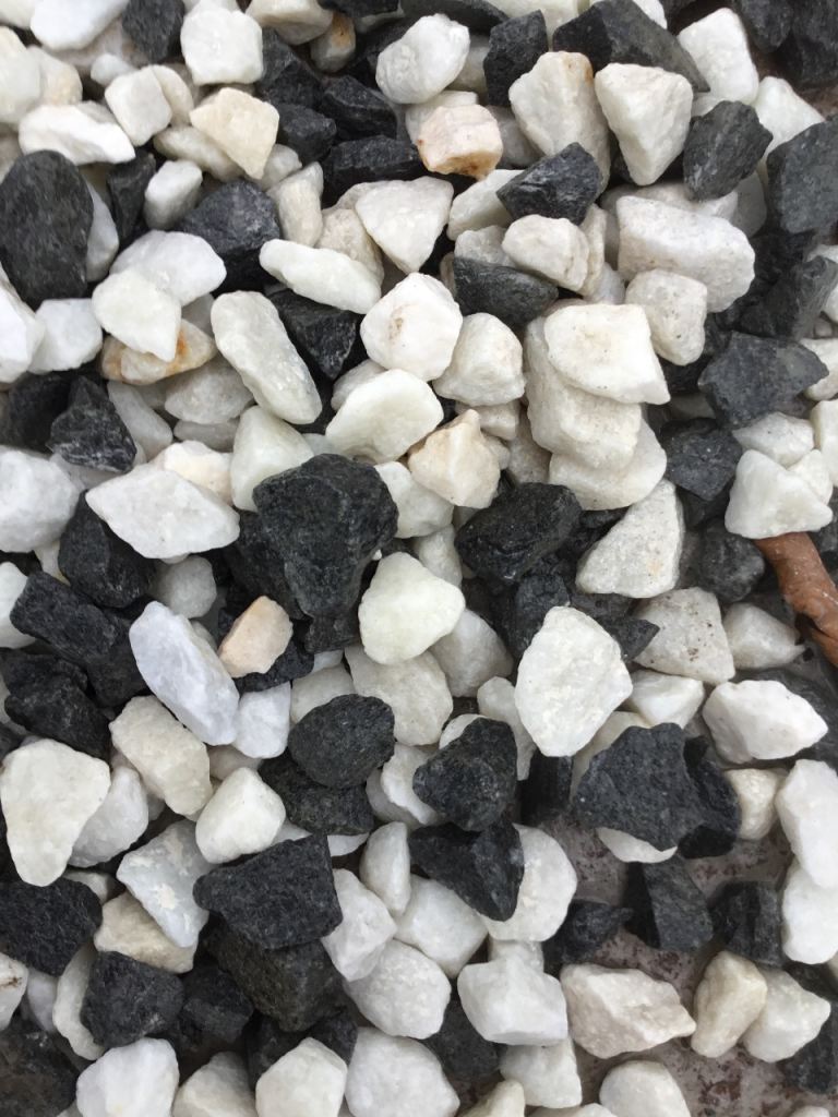 Bulk bags of 20 mm black ice ( panda stones ) garden and driveway chips/ gravel/ stones 