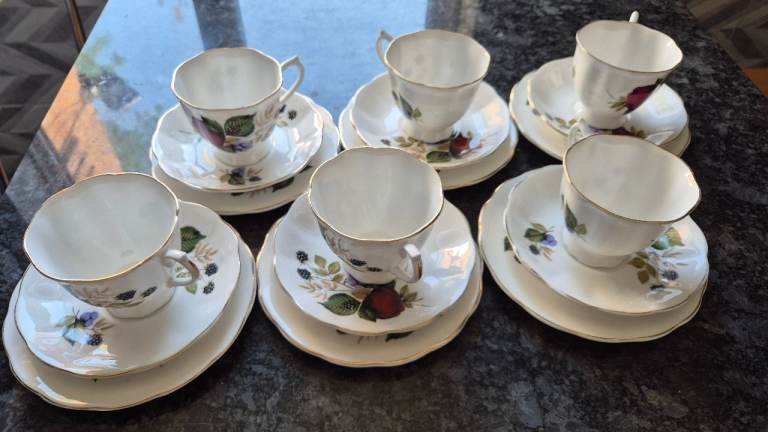 Vintage White Tea Cups, Saucers and cake plates Set – Good Condition