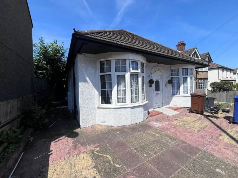 4 Bed, 5 Bath HMO - Bungalow to Rent in Grays AVAILABLE NOW
