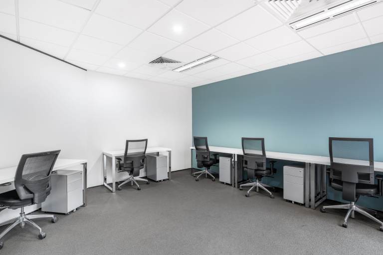 Reading - RG61PT \ Large Office Space for Up to 15 Desks