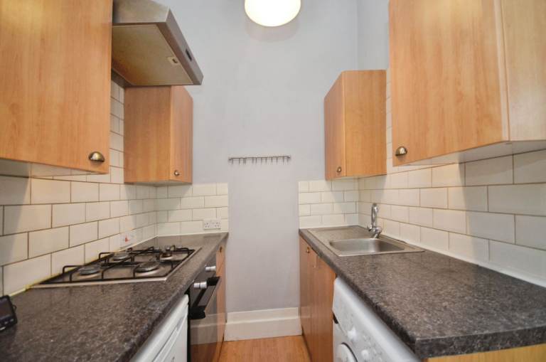 Large Well maintained studio in South Norwood only £1050pcm Available Now