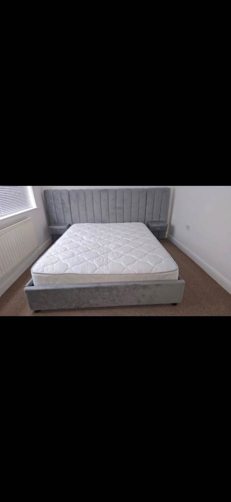 Kingsize bed with mattress 