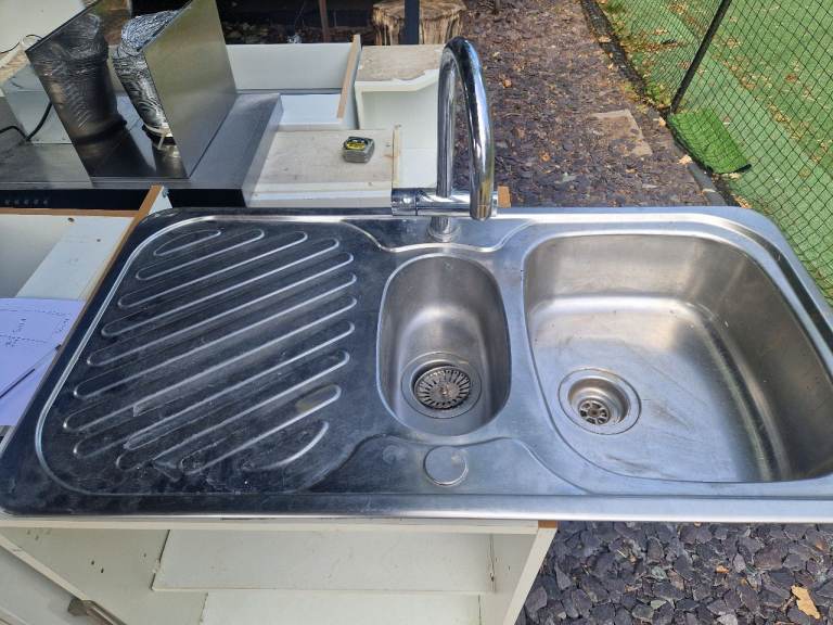 Stainless steel kitchen sink with mixer tap 