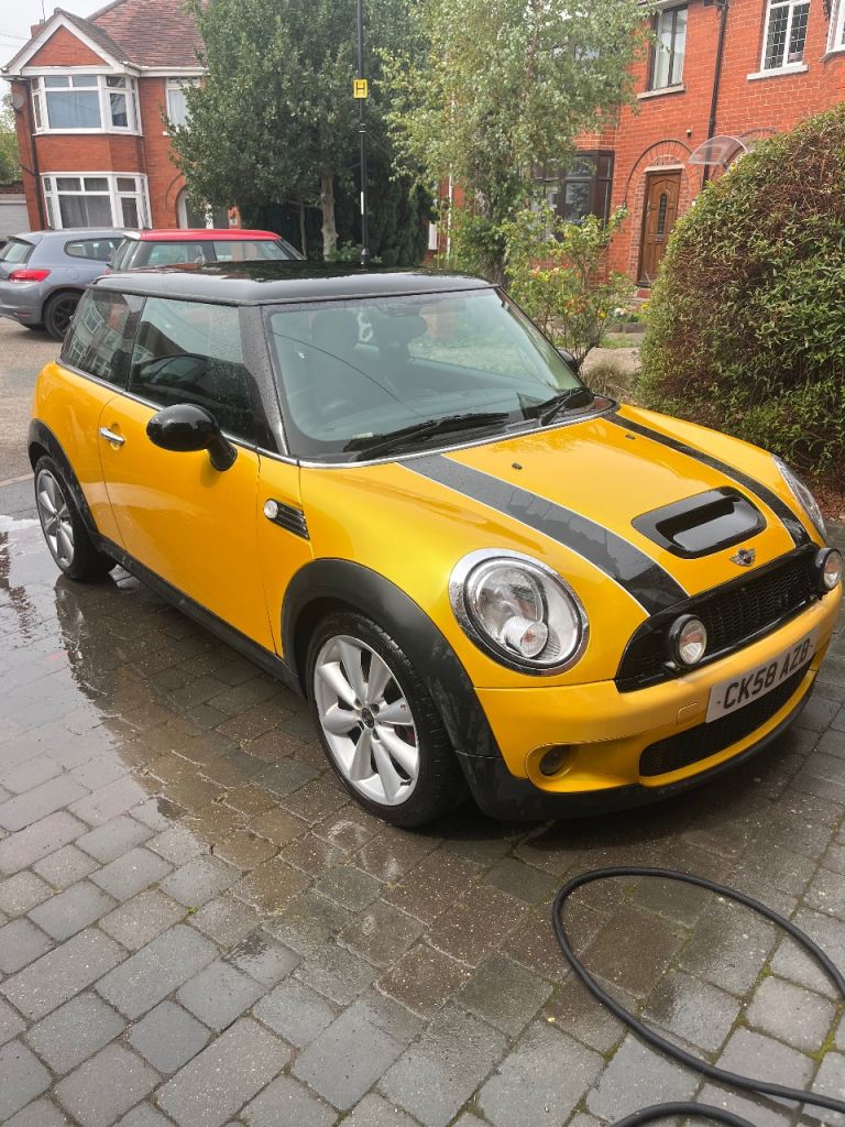 Mini, Hatchback, Manual, Liquid Gold. 