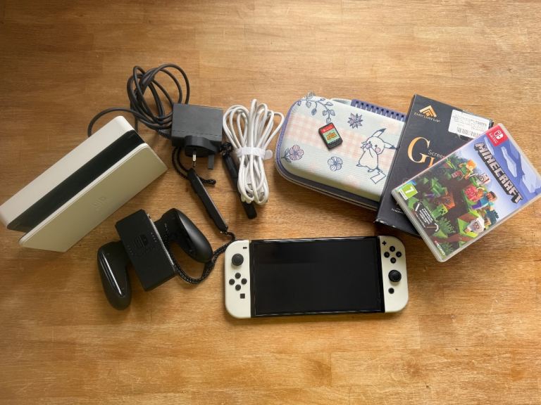 Nintendo Switch OLED White – Excellent Condition, Games & Case