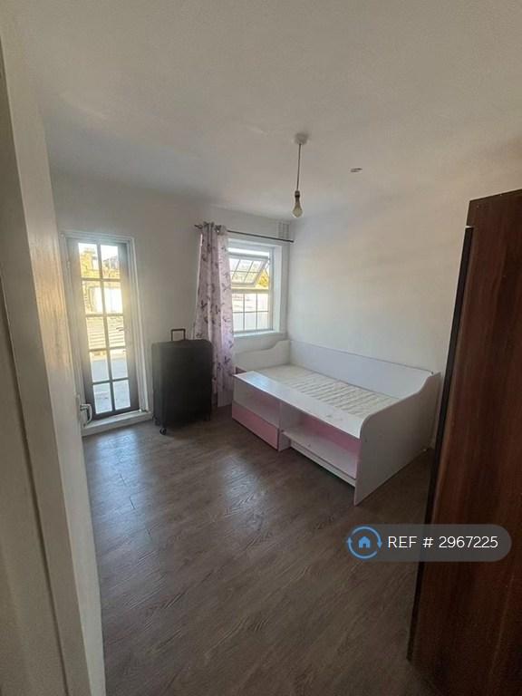 3 bedroom house in Worcester Road, London, E12 (3 bed) (#2967225)