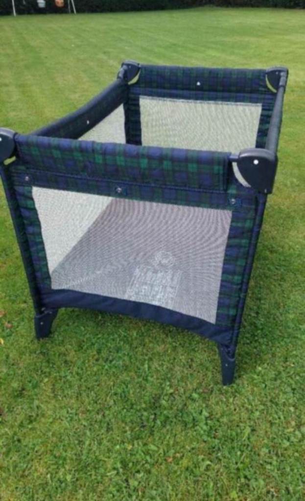 Travel cot with mattress and bag