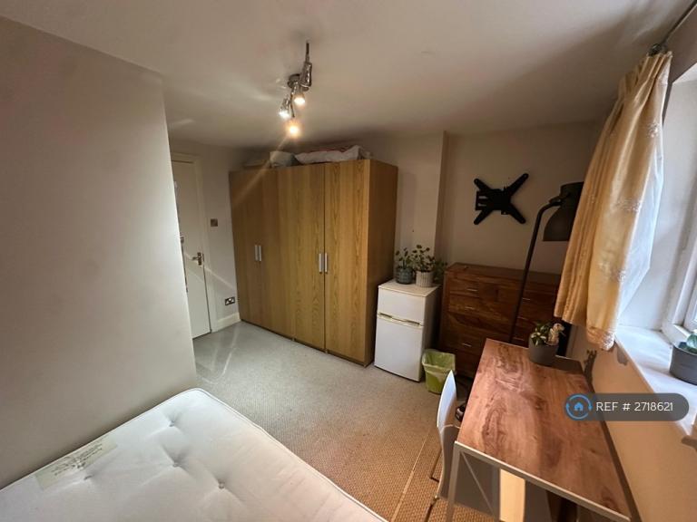 1 bedroom in Kingdon Road, London, NW6 (#2718621)