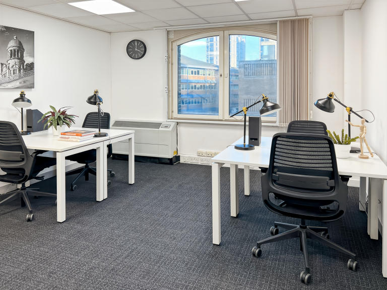London - SE17TL \ Serviced Office for Rent with 5-Desk Capacity